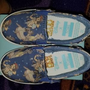 Little girls show white toms